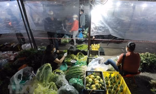 Giá xăng tăng kéo giá các mặt hàng thực phẩm và rau xanh tăng theo