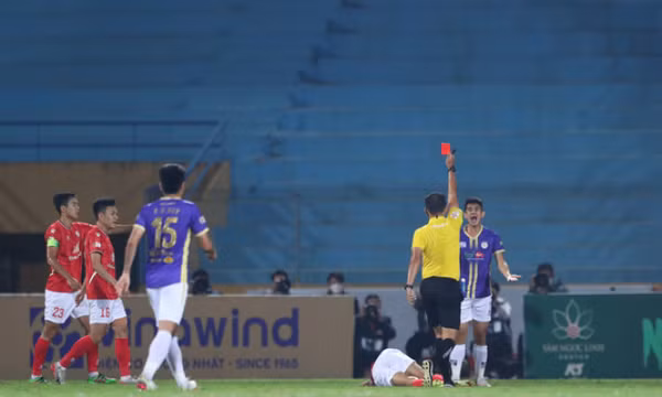 Văn Kiên nhận thẻ đỏ, Hà Nội FC không thể thắng CLB TP.HCM