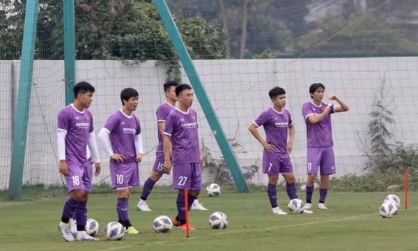 Hải Huy và Xuân Trường dương tính với COVID-19, nguy cơ lỡ trận gặp Oman