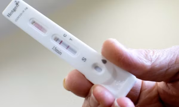 Vạch kit test COVID-19 lúc đậm lúc mờ thể hiện điều gì?