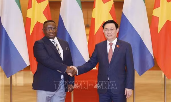 Chủ tịch Quốc hội Vương Đình Huệ hội kiến Tổng thống nước Cộng hòa Sierra Leone