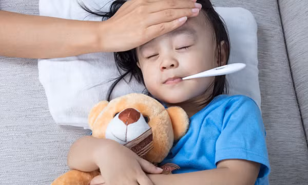 Trẻ sốt do mắc Covid-19, khi nào cần liên hệ nhân viên y tế?