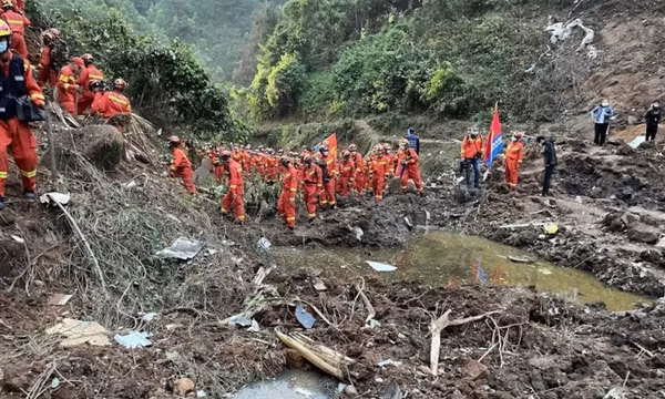 Máy bay rơi ở Trung Quốc có thể đã vỡ giữa không trung