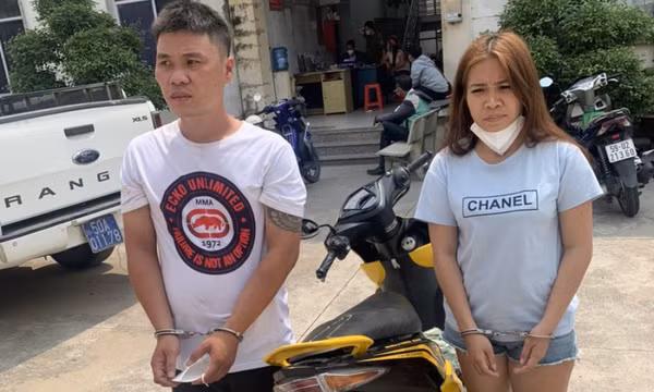 Cảnh sát truy đuổi 10 km bắt 2 kẻ giật dây chuyền ở TP.HCM