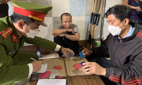 Bắt 3 đối tượng, thu 1.622 viên ma túy hồng phiến và 120 gam ma túy đá