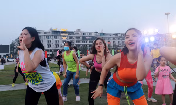 Những điệu Zumba làm nóng không khí SEA Games trên Đất mỏ