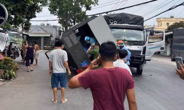 Xe chở phạm nhân gặp tai nạn, 3 người bị thương