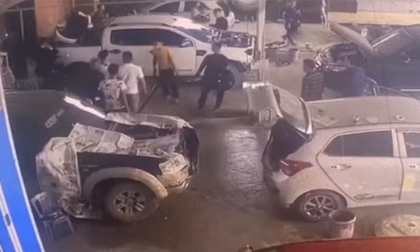 Công an vào cuộc vụ clip côn đồ hạ gục chủ và nhân viên gara ô tô