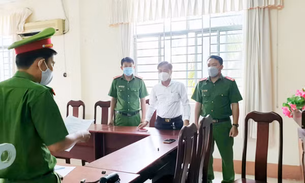 Bắt chủ quán karaoke cho vay lãi nặng