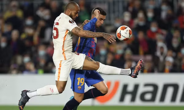 Barca bị cầm chân ở Camp Nou