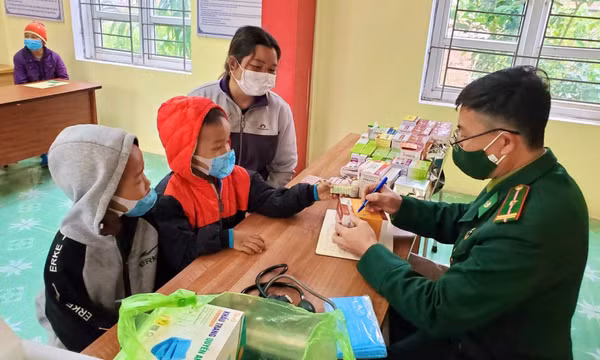 Đồn biên phòng Quảng Đức (Hải Hà) khám bệnh, phát thuốc cho người dân biên giới