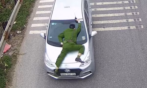 Tài xế tông CSGT lên nắp capo, bỏ chạy gần 3 km