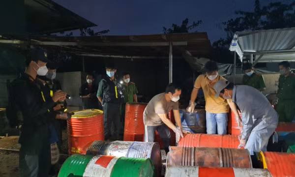 Phát hiện lò "tái chế" dầu nhớt khủng giữa cánh đồng