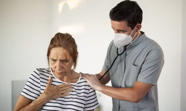 Ho kéo dài, tiết chất nhầy có thể liên quan đến suy tim
