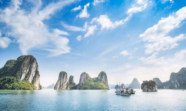 Vịnh Hạ Long được chọn là điểm đến nhất định phải ghé thăm một lần trong đời