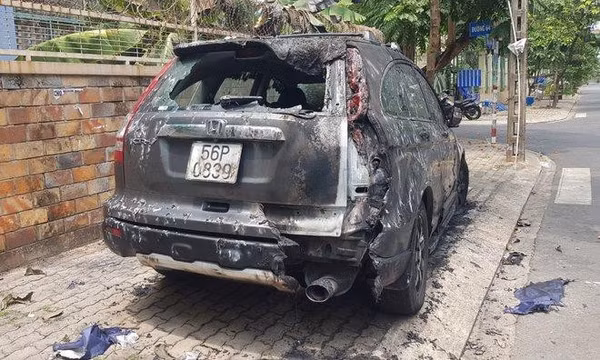 Truy tìm kẻ phóng hỏa đốt 3 ô tô lúc rạng sáng ở TP.HCM