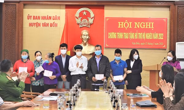 Vân Đồn: Trao tặng trên 800 triệu đồng hỗ trợ hộ nghèo năm 2022