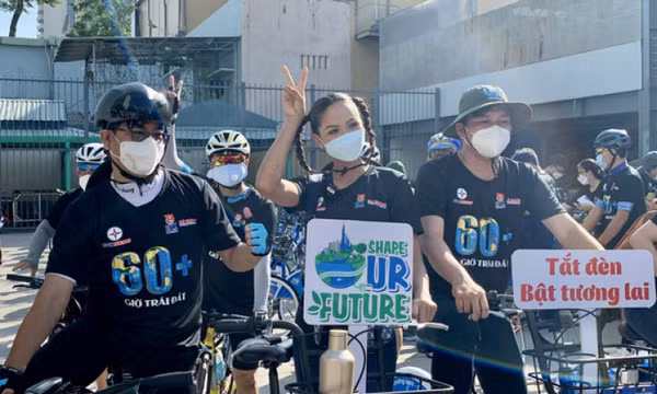 H'Hen Niê đạp xe khởi động chiến dịch 'Giờ Trái đất 2022'