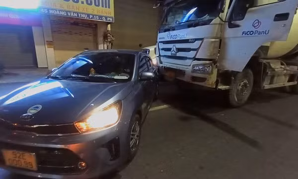 Ô tô dừng đèn đỏ bị xe trộn bê tông húc văng