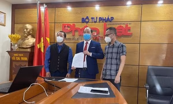 Báo Pháp luật Việt Nam trao quyết định Trưởng đại diện tại Quảng Ninh cho nhà báo Công Thành