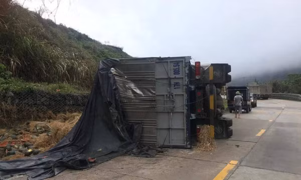 Lật xe tải chở dưa hấu trên đèo Lò Xo, tài xế tử vong tại chỗ