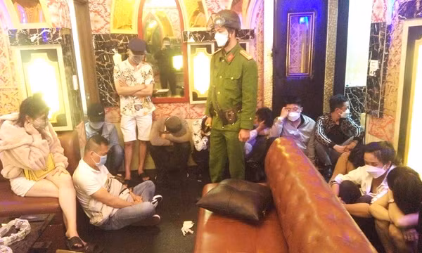 15 nam nữ "bay lắc" trong quán karaoke ngày khai trương