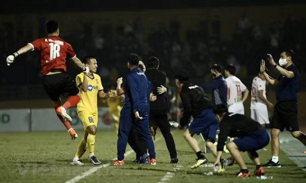 Vòng 3 V-League: Sông Lam Nghệ An hạ HAGL, Hải Phòng tiếp tục dẫn đầu