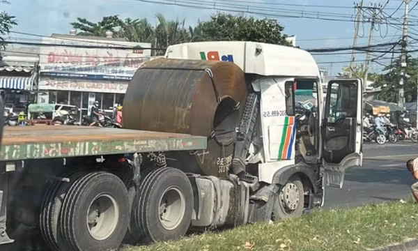 Cuộn thép đè cabin xe đầu kéo