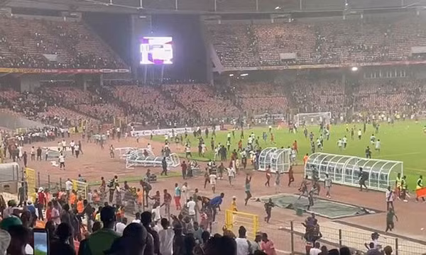 Một quan chức FIFA thiệt mạng trong vụ cổ động viên gây bạo loạn ở Nigeria