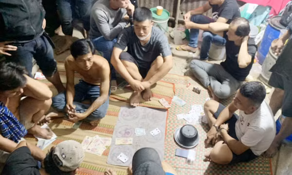 Bắt quả tang 14 đối tượng đánh bạc, tạm giữ trên 140 triệu đồng