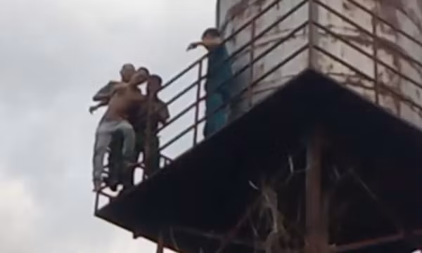 Mâu thuẫn với gia đình, thanh niên ở Đắk Nông leo lên bệ cao 15m đòi tự tử