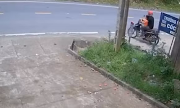 Người điều khiển xe máy chở theo con nhỏ bị hất tung khi sang đường