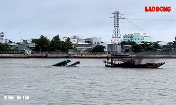 Chìm tàu du lịch chở 5 hành khách trên Chợ nổi Cái Răng