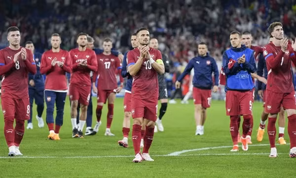 UEFA phạt Serbia