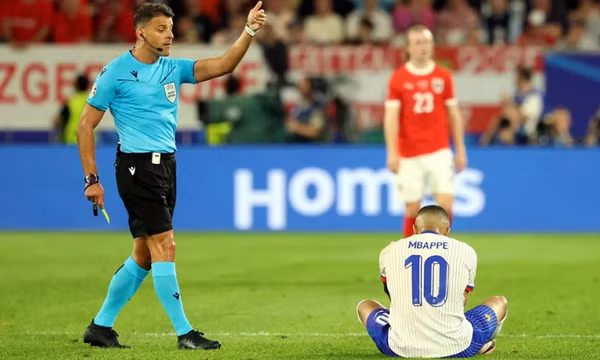 Trọng tài rút thẻ vàng với Mbappe bị đình chỉ ở EURO 2024