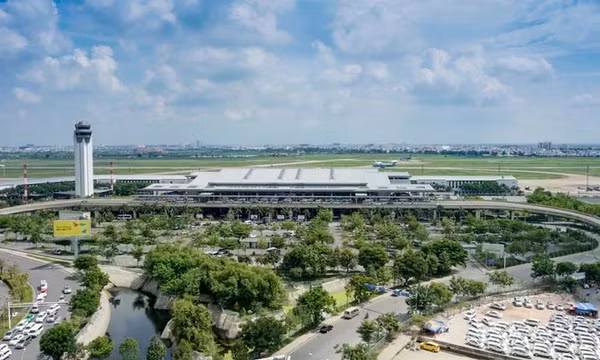 Đình chỉ các kiểm soát viên không lưu vụ 2 máy bay suýt đối đầu nhau