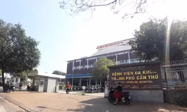 2 nhân viên BV Đa khoa TP Cần Thơ phù phép nước lọc thành hóa chất Việt Á