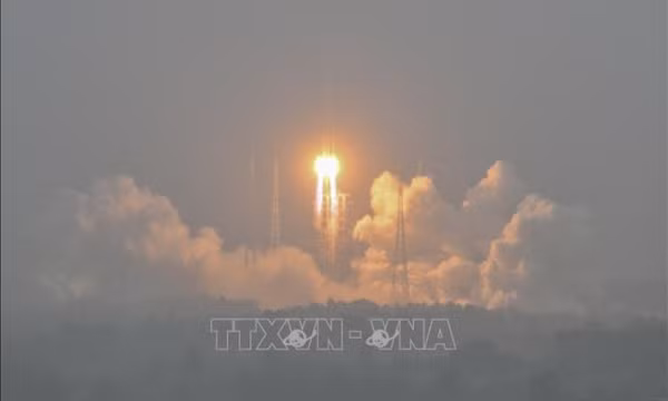 Tàu Thường Nga-6 rời khỏi Mặt Trăng, mang theo những mẫu vật đầu tiên từ phần tối 