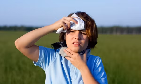 Lý do trẻ dễ bị say nắng hơn người lớn