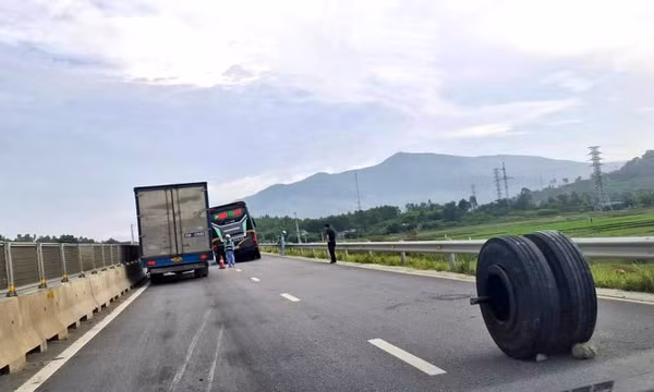 Xe giường nằm văng hai bánh trên cao tốc