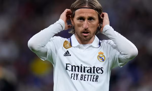 Modric gia hạn hợp đồng với Real