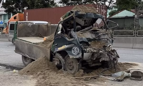 Đâm vào container đang dừng đỗ, tài xế xe tải ở Hải Phòng tử vong