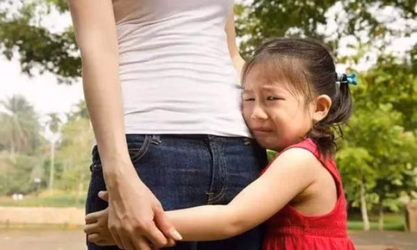 7 điều cha mẹ cần làm ngay nếu thấy con nhút nhát, rụt rè khi ra ngoài