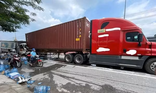 Tông vào xe container dừng đèn đỏ, tài xế xe tải tử vong trong cabin bẹp dúm