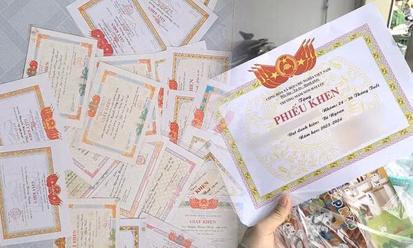 Cuồng khoe giấy khen: 'Đừng vì vài lượt like mà con phải chịu búa rìu dư luận'
