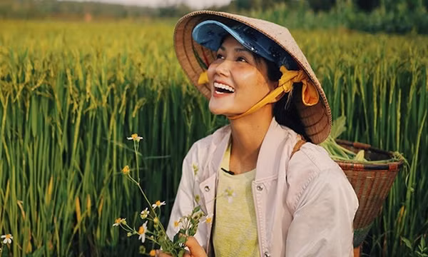 H'Hen Niê: 'Tôi ở nhà thuê, dành tiền làm thiện nguyện'