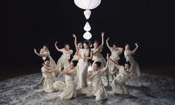 Phương Mỹ Chi đưa thơ Hồ Xuân Hương vào Gối gấm, khoe vũ đạo múa chén