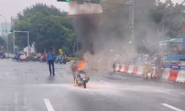 Xe máy bốc cháy ngùn ngụt giữa trời mưa ở Hà Nội