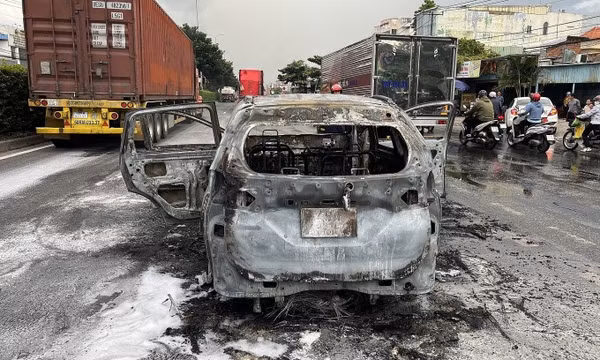 Ôtô 7 chỗ cháy trên đèo Khánh Lê