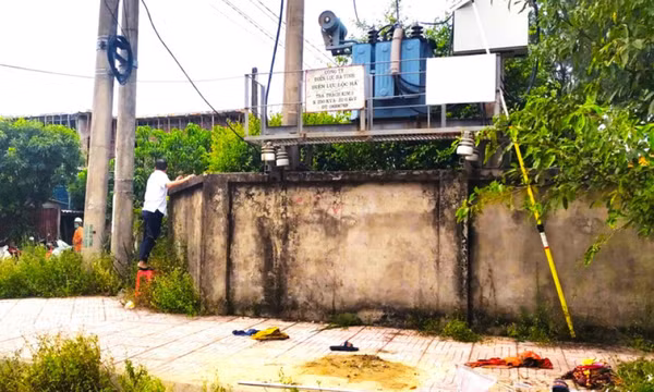 Trèo lên trạm biến áp gỡ diều, nam sinh bị điện giật tử vong